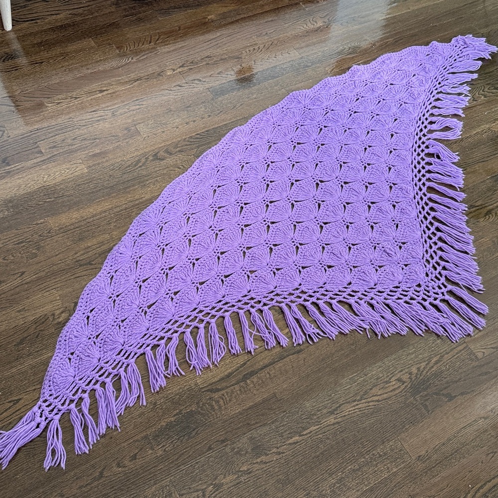 Vintage Handmade Lavender Crochet Fan Pattern Wrap with Fringe - Picture 8 of 11